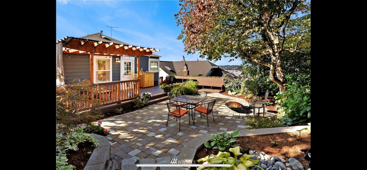 Cheerful 3-bedroom house with stunning backyard!