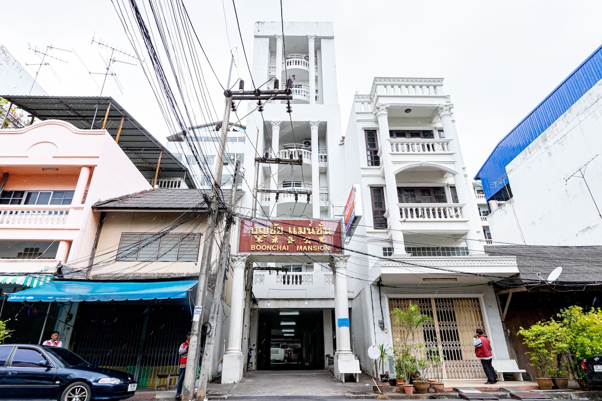 舒适的豪华四人客房@ Boonchai Mansion