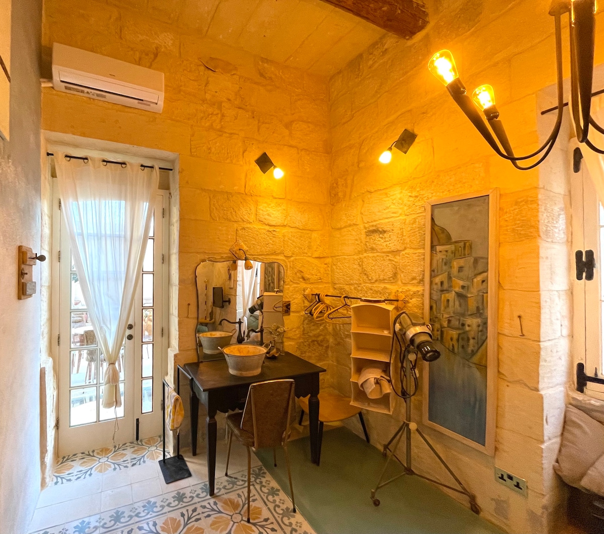 2卧室艺术谷仓，配备热水浴缸和洞穴水疗中心
