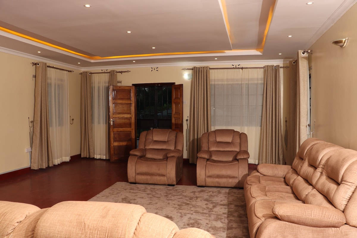 The Meru Manor is lovely 6 bedroom home in Meru.