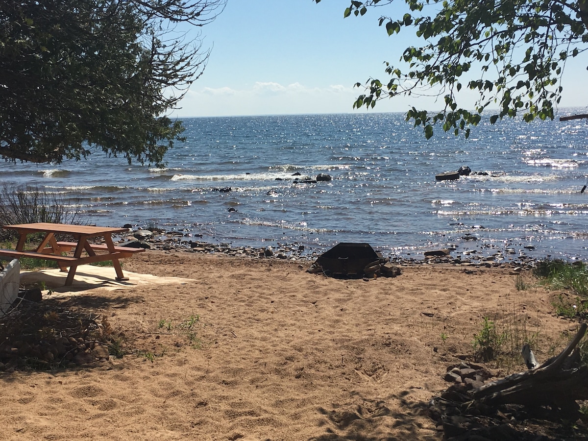 苏必利尔湖（ Lake Superior ）上的纯粹天堂