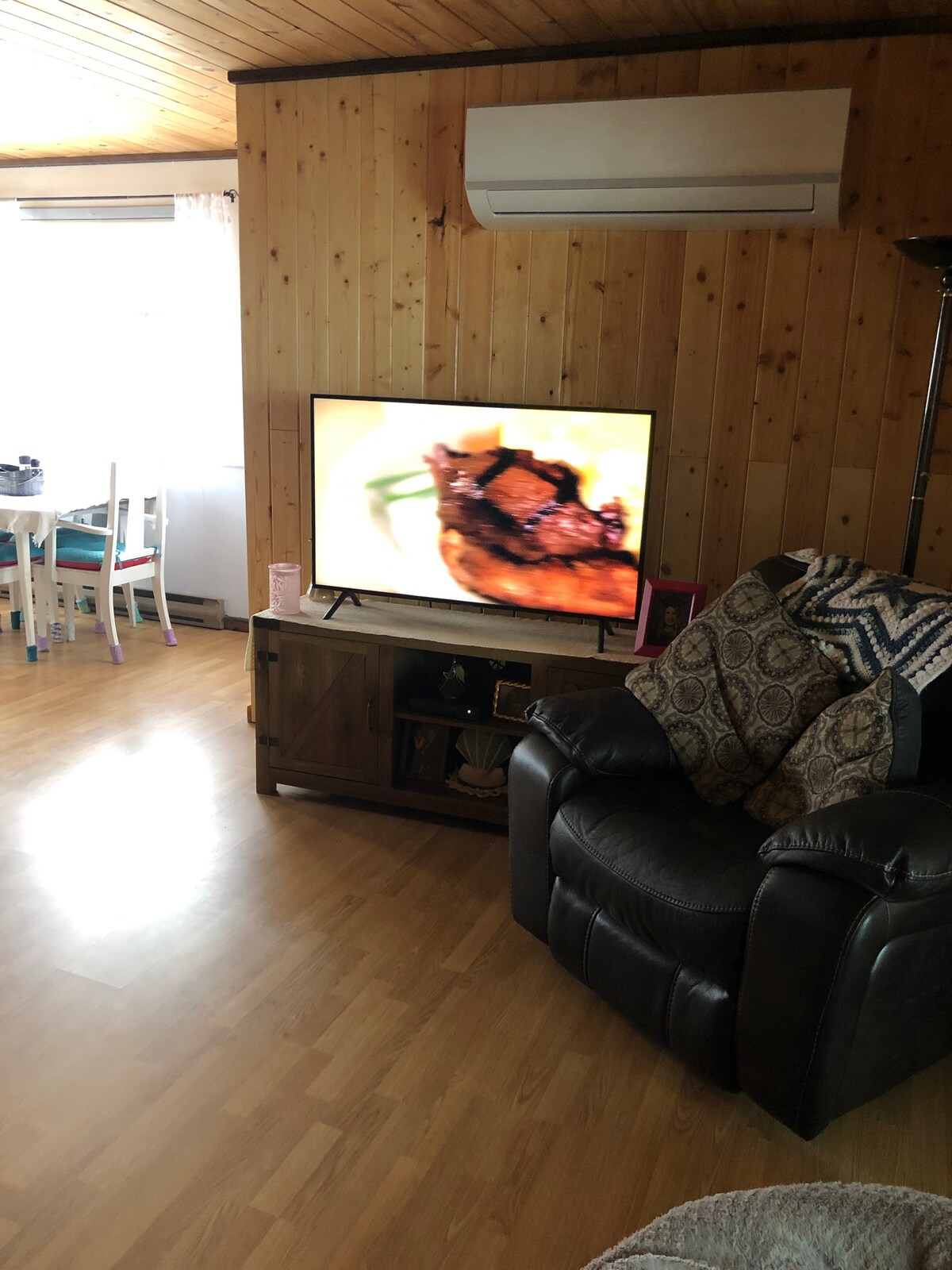 lakefront cabin in sugarpoint Lundar beach