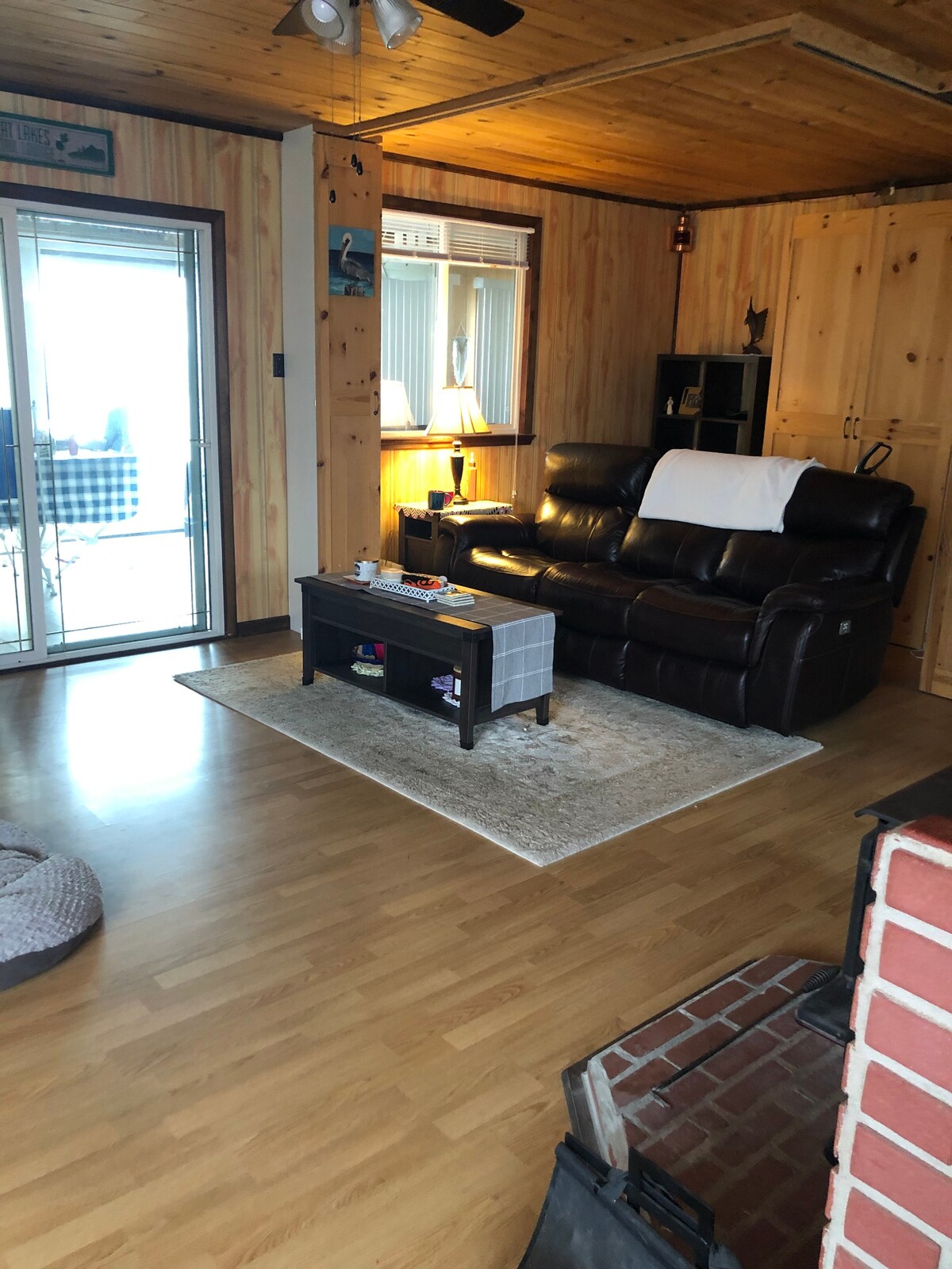 lakefront cabin in sugarpoint Lundar beach