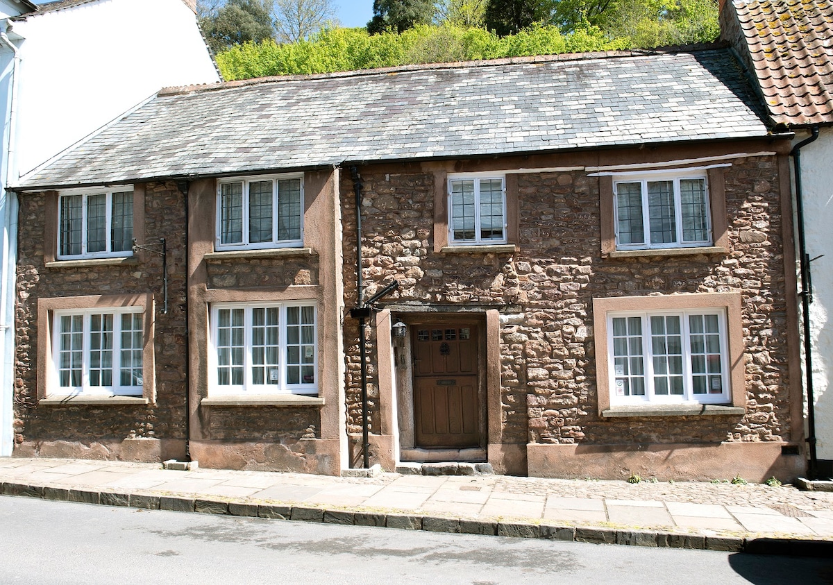 Historical holiday home in quaint Dunster village