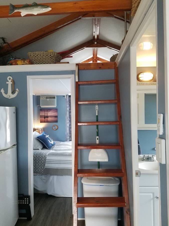 超级可爱的船屋，带卧室和阁楼。