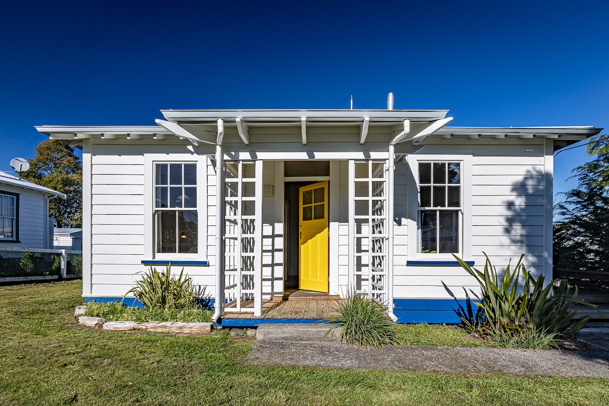 Ohakune 's Yellow Door