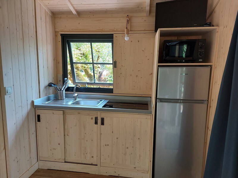 Jolie cabane en bois au coeur d'un camping nature