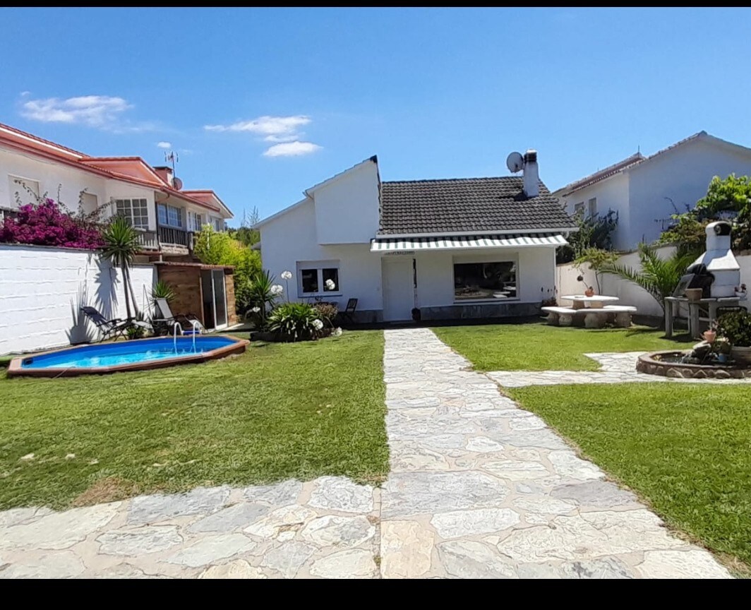 Casa-Chalet con amplio jardín y piscina