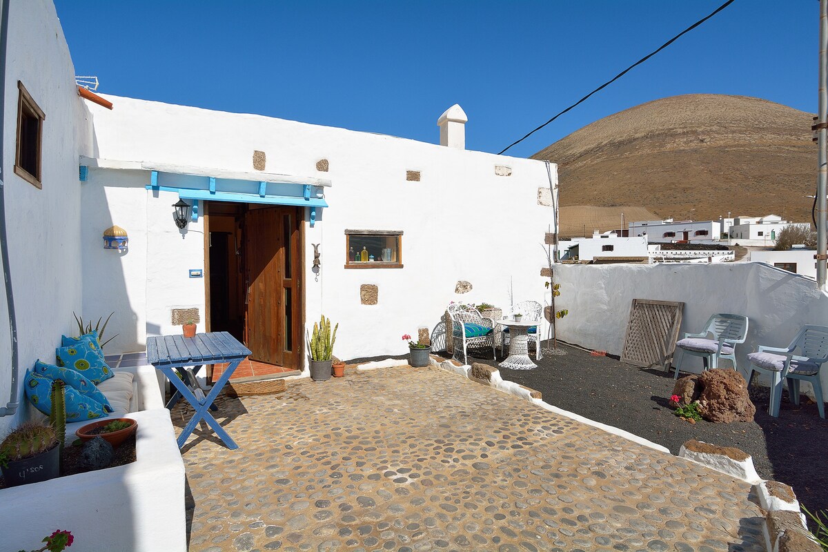 BAJO EL VOLCÁN. Tranquila casa canaria con piscina