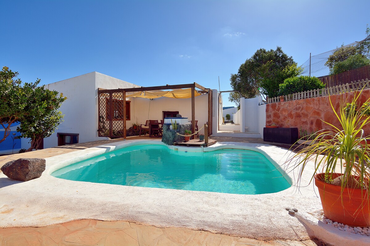 BAJO EL VOLCÁN. Tranquila casa canaria con piscina