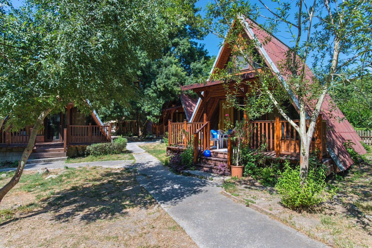 Cheerful 2-bedroom chalet with patio