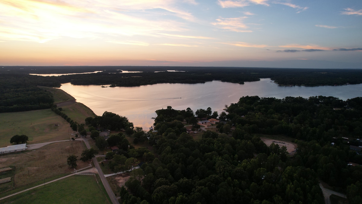 泰勒湖（ Lake Tyler Barndominium ） ，可通往湖泊