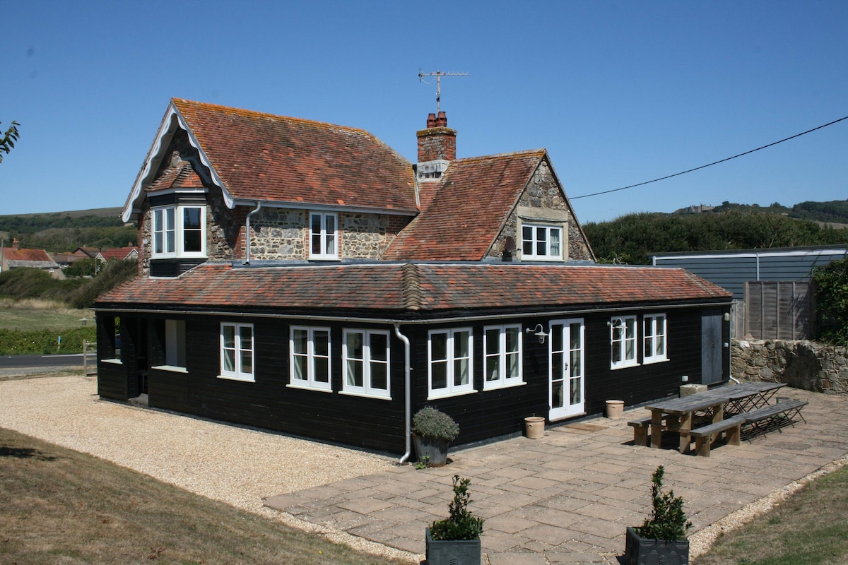 Sea views, short stroll to a beautiful sandy beach