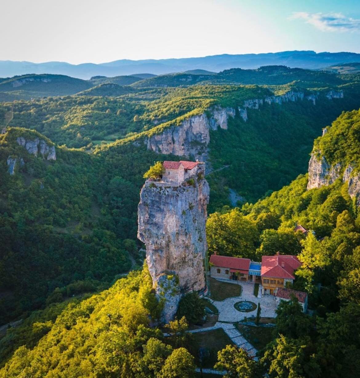 「Katskhi Pillar」附近的3卧室房源