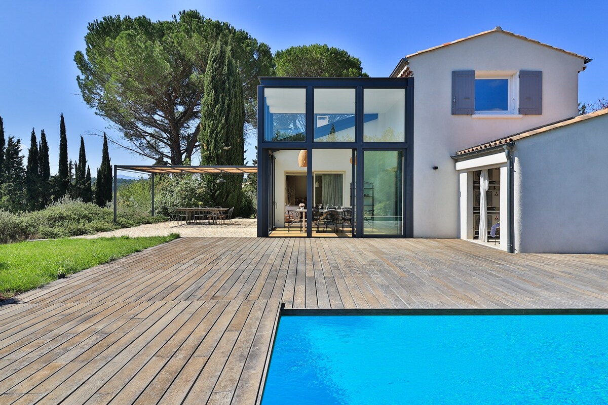 Villa avec piscine et vue sur la Sainte Victoire.