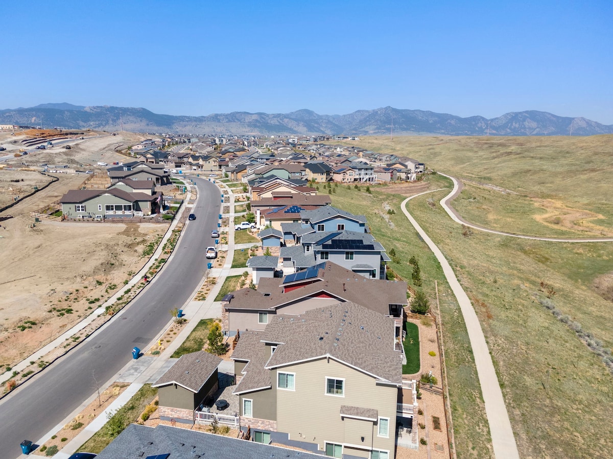 Relaxing Foothills Retreat in Gorgeous Modern Home