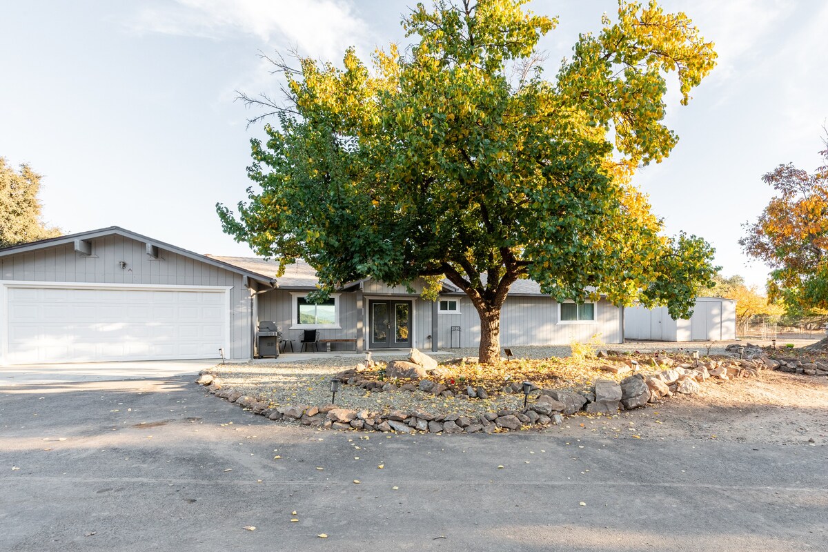 Lakefront Serenity: 3br2ba on 235 acres of beauty