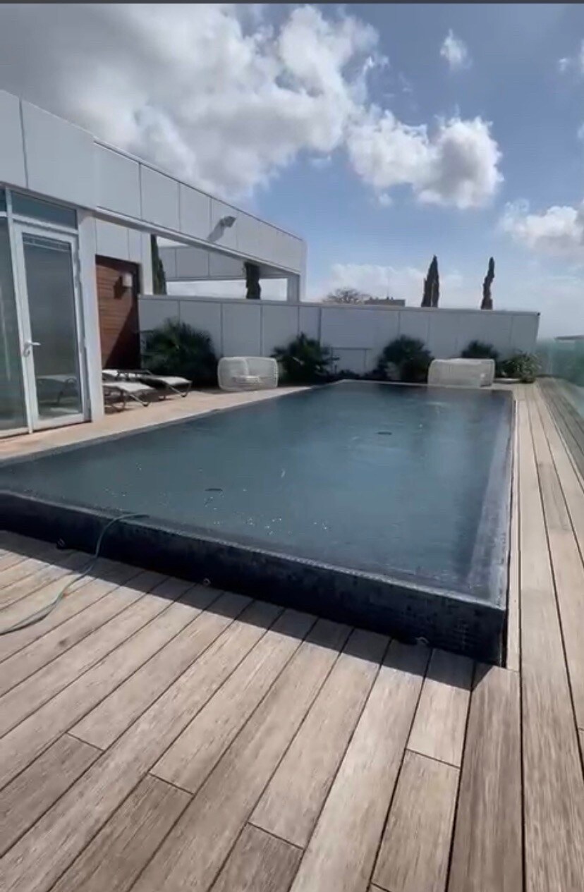 带私人泳池的超豪华顶层公寓