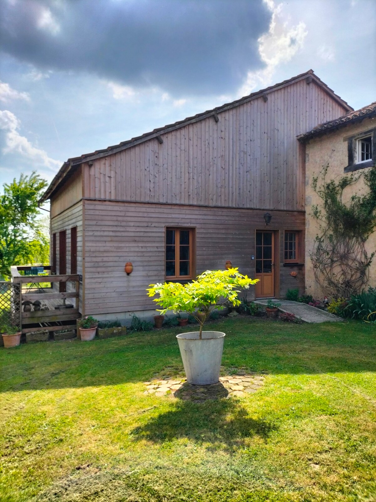 位于可爱的法国小村庄的宁静1卧室度假木屋。