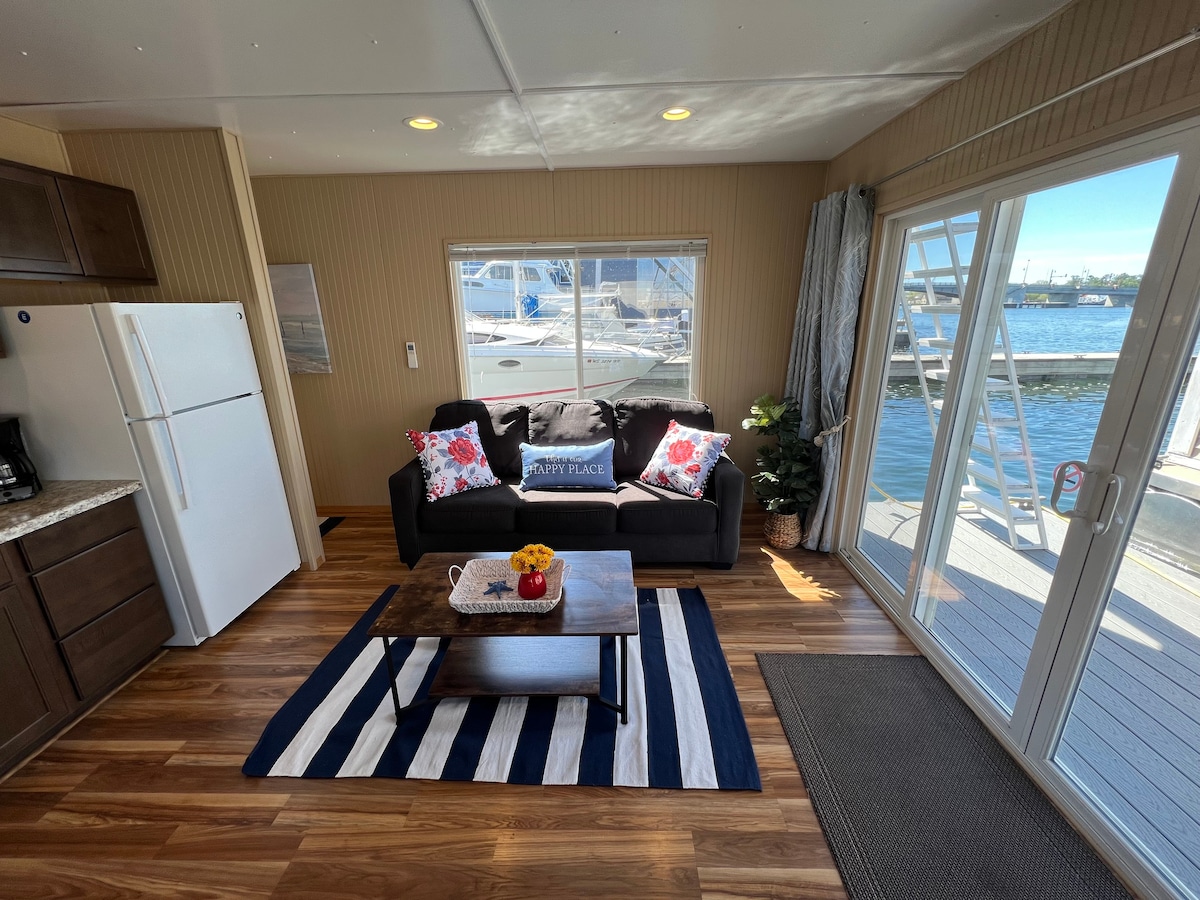 Stunning 2-bedroom floating cottage (Pier Relax'n)