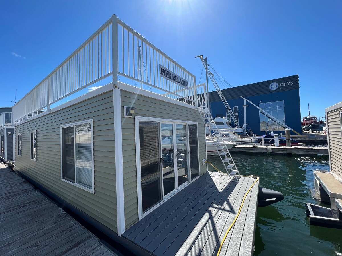 Stunning 2-bedroom floating cottage (Pier Relax'n)