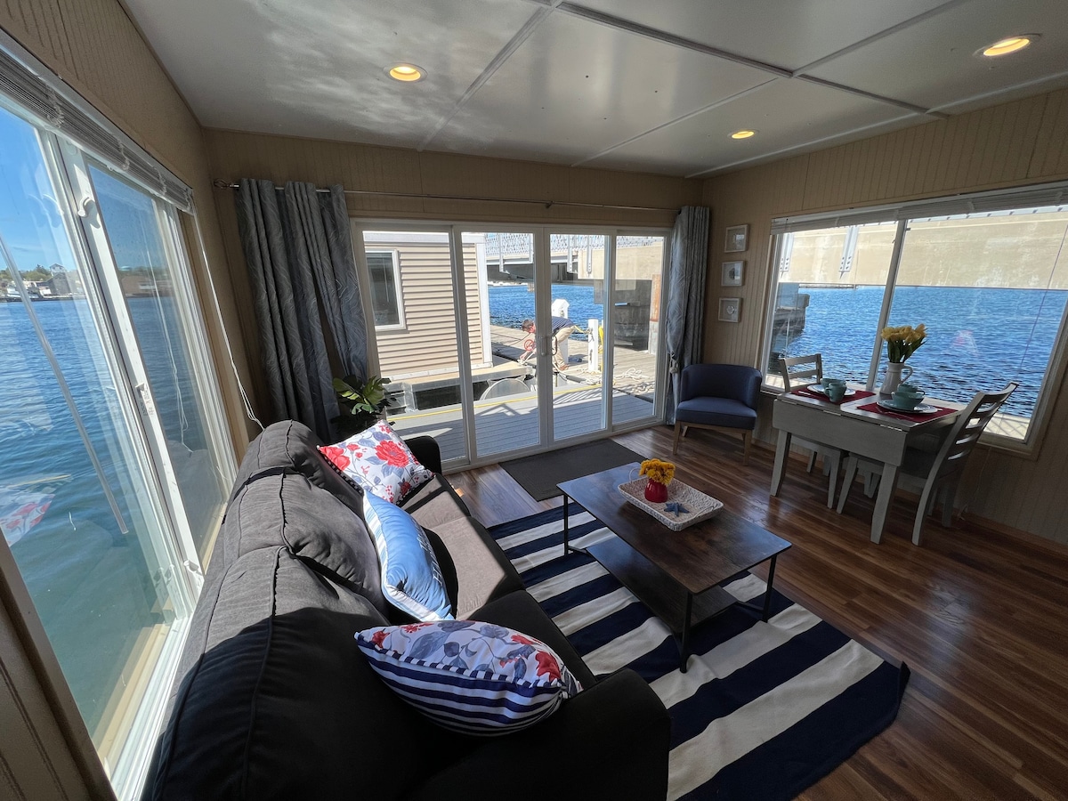 Stunning 2-bedroom floating cottage (Pier Relax'n)