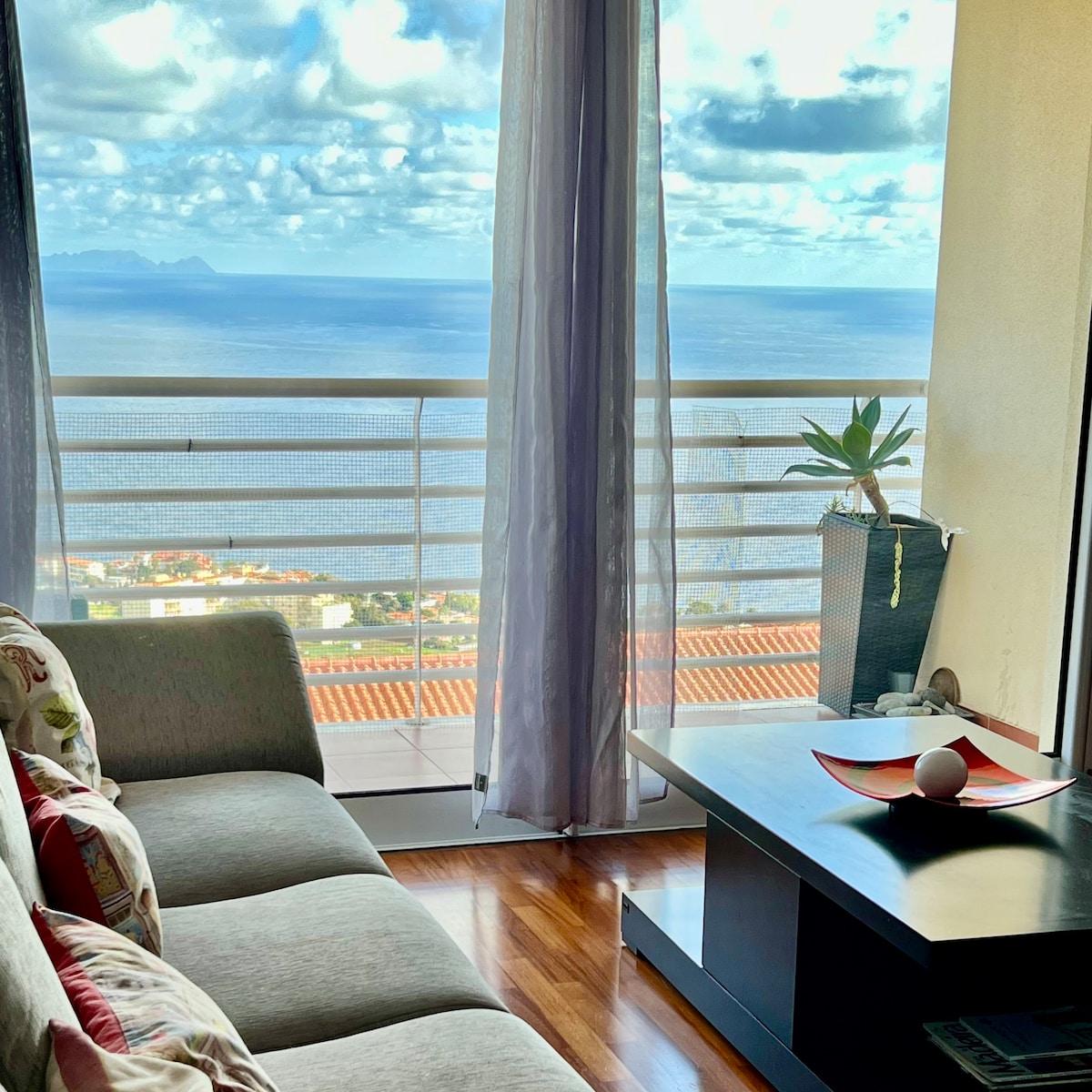 可欣赏海景的公寓，位于卡尼索（ Caniço ）顶楼