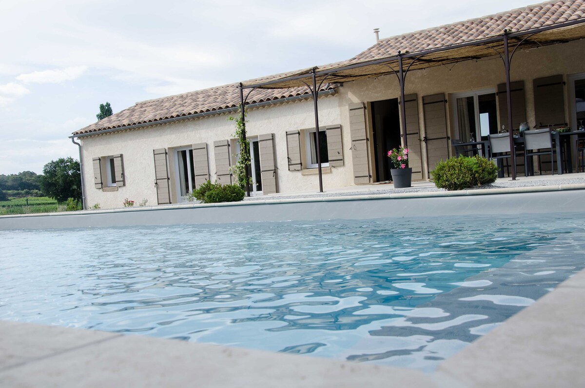 Villa avec piscine  chauffée , calme absolu !