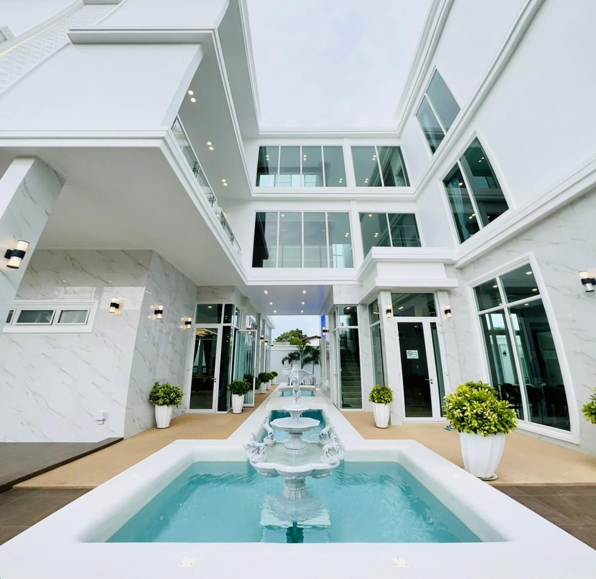 位于芭提雅（ Pattaya ）的Elysium私人泳池别墅（ 6间卧室）