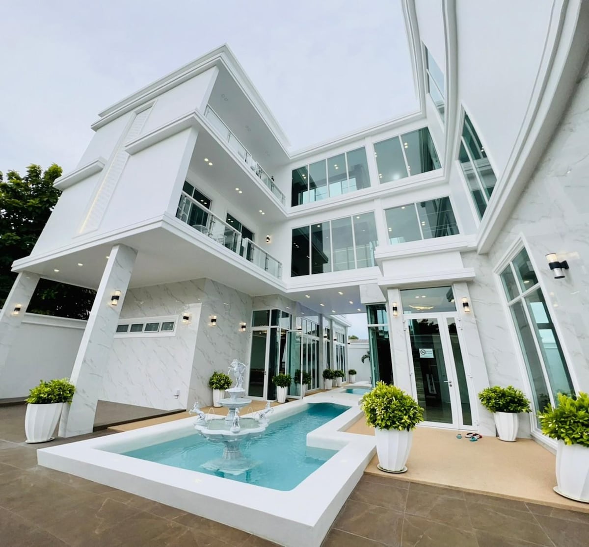 位于芭提雅（ Pattaya ）的Elysium私人泳池别墅（ 6间卧室）