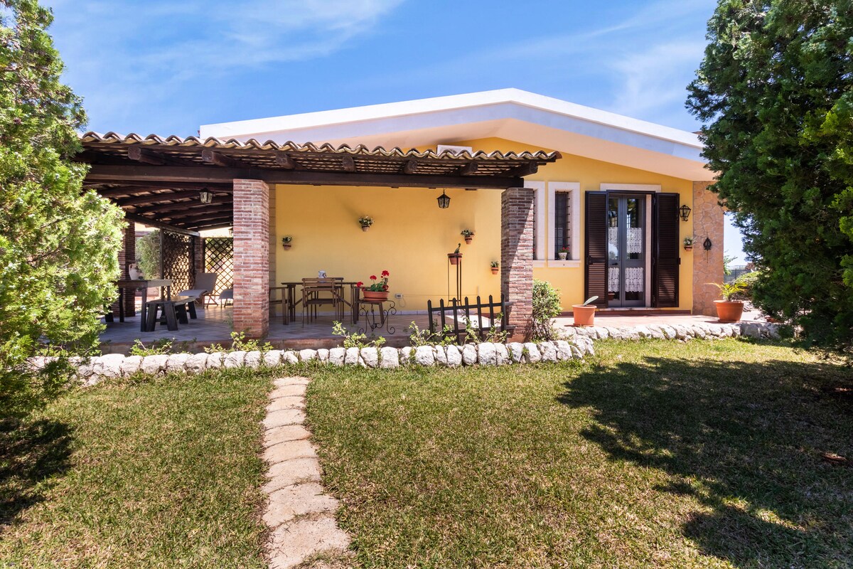 Villa Kalos near the sandy beach, parking & wi.fi