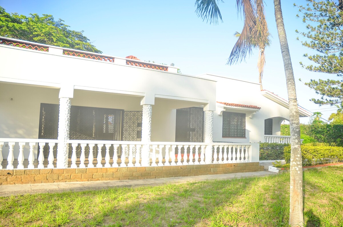 Cosy 5-Br Villa with a pool & entertainment area.