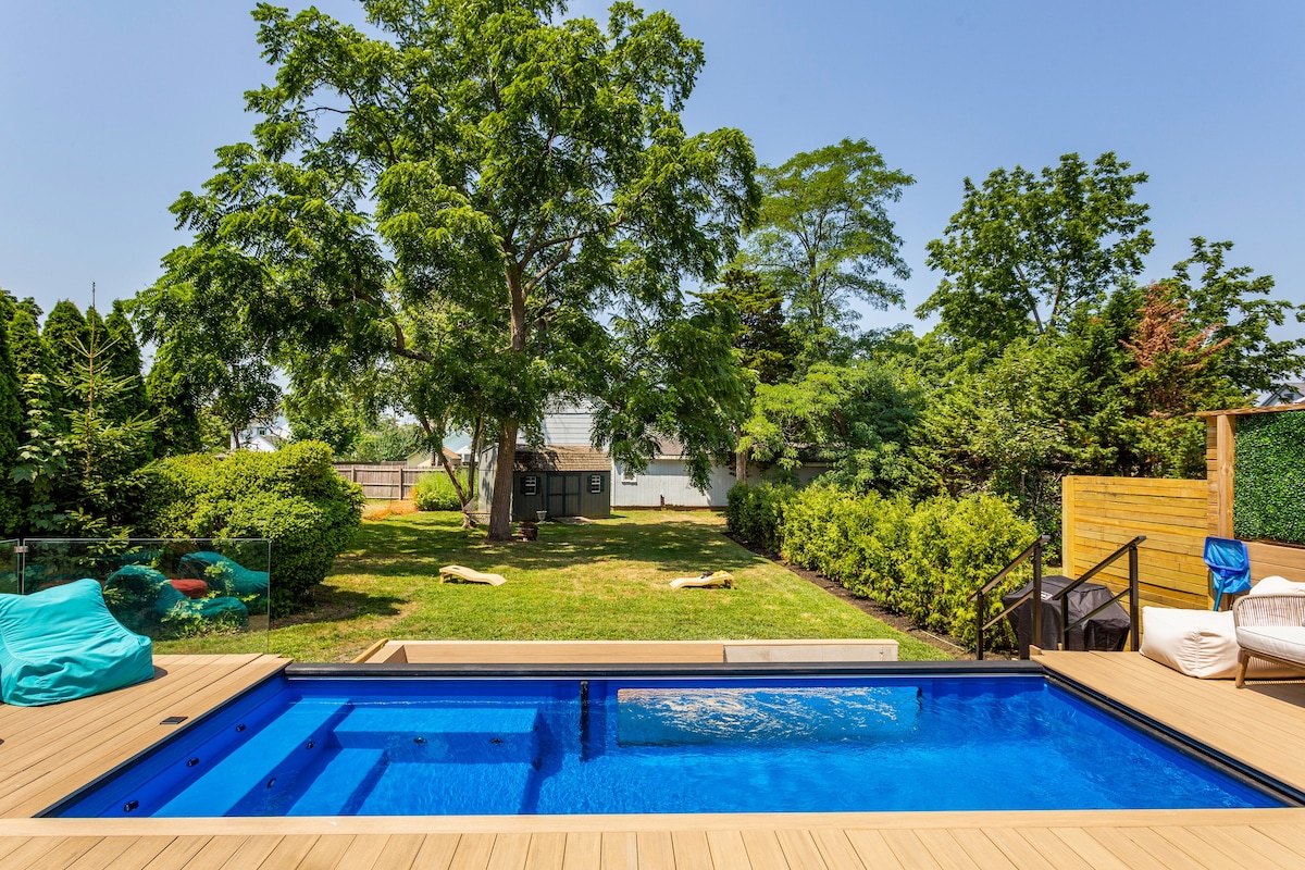Year-Round Heated Pool Villa - 3 blocks from town