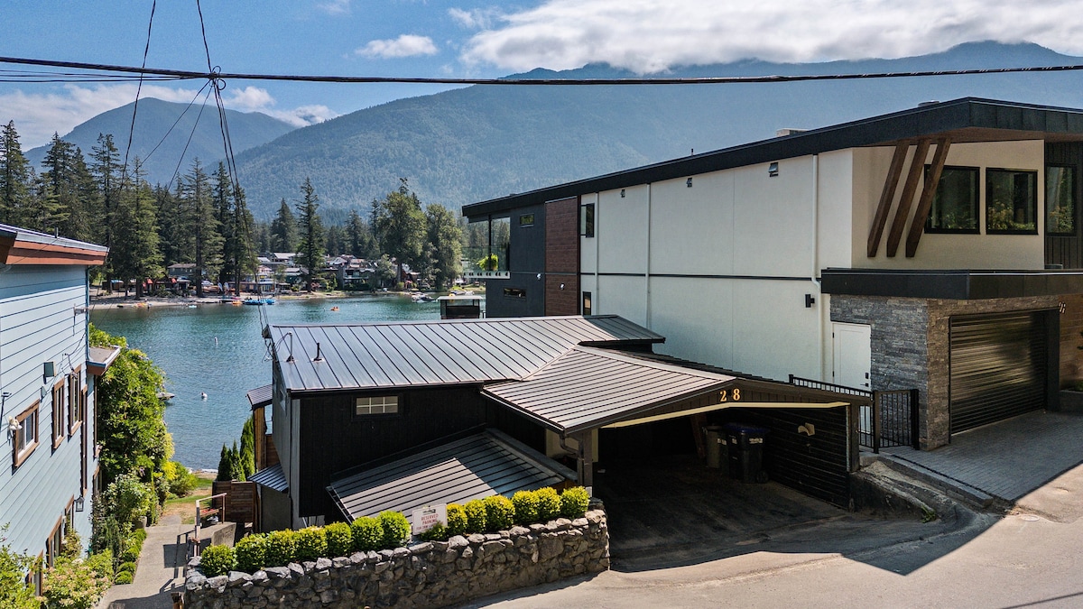 Waterfront Home on Cultus Lake w/ Dock & Hottub