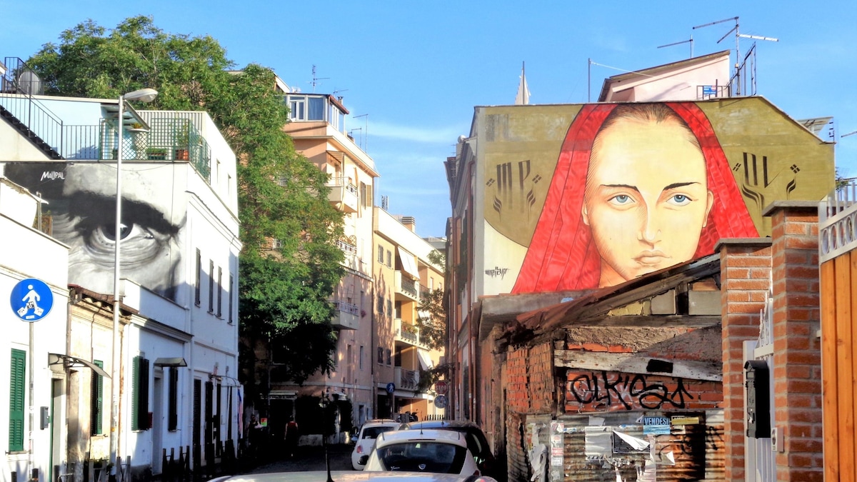 camera accogliente con divano letto al pigneto