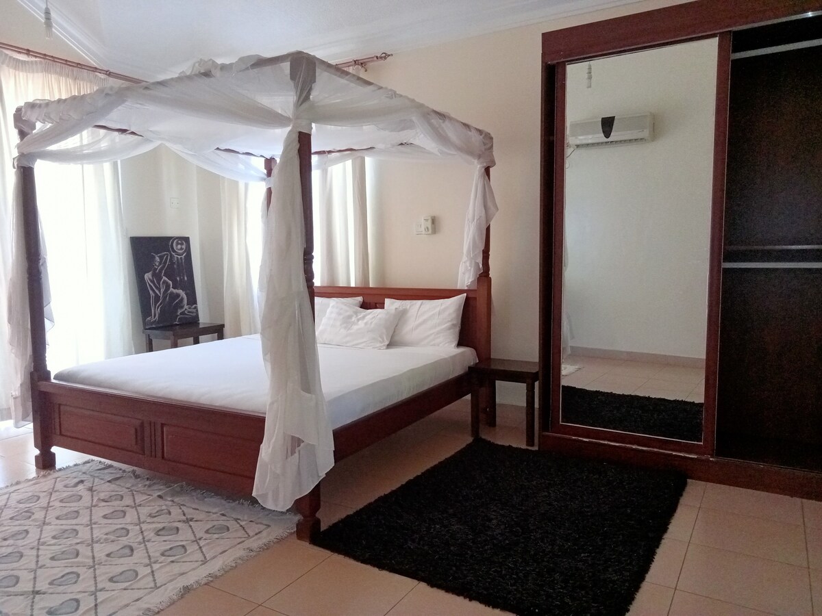 位于尼亚利（ Nyali ）的舒适三卧室酒店式公寓