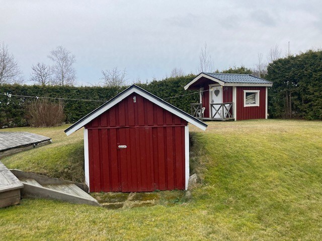 漂亮的湖畔小屋，提供免费停车位