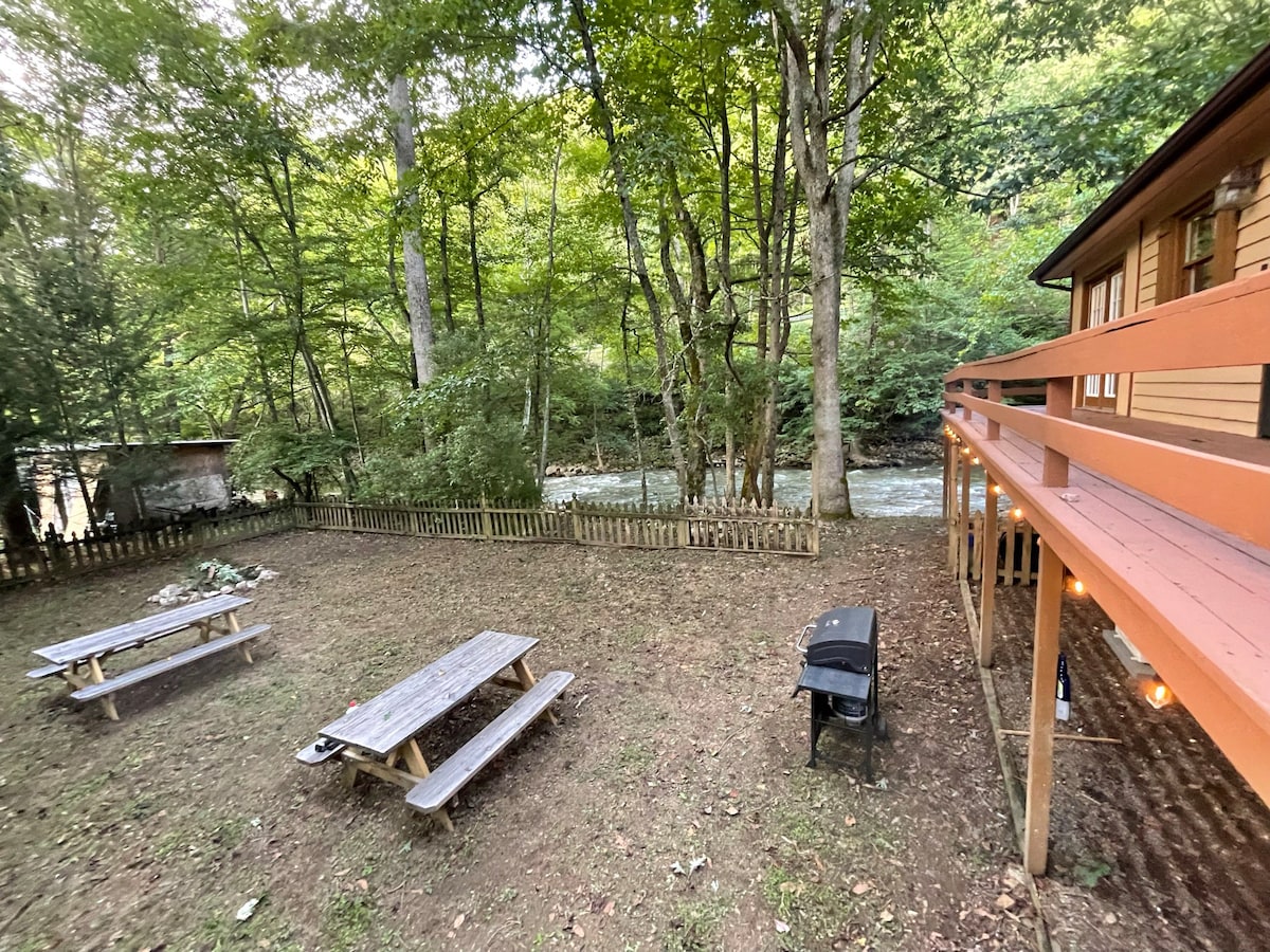 Cozy Creekside cabin- 35m to Boone