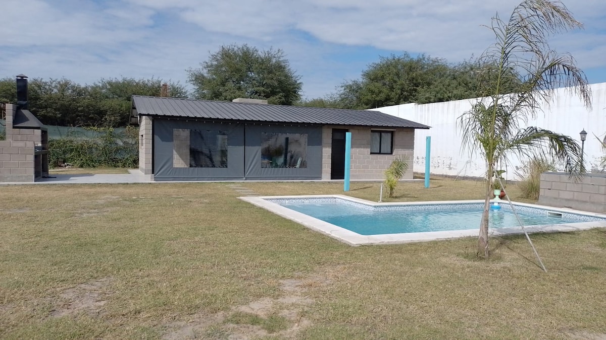 Casa con pileta y patio, en barrio cerrado