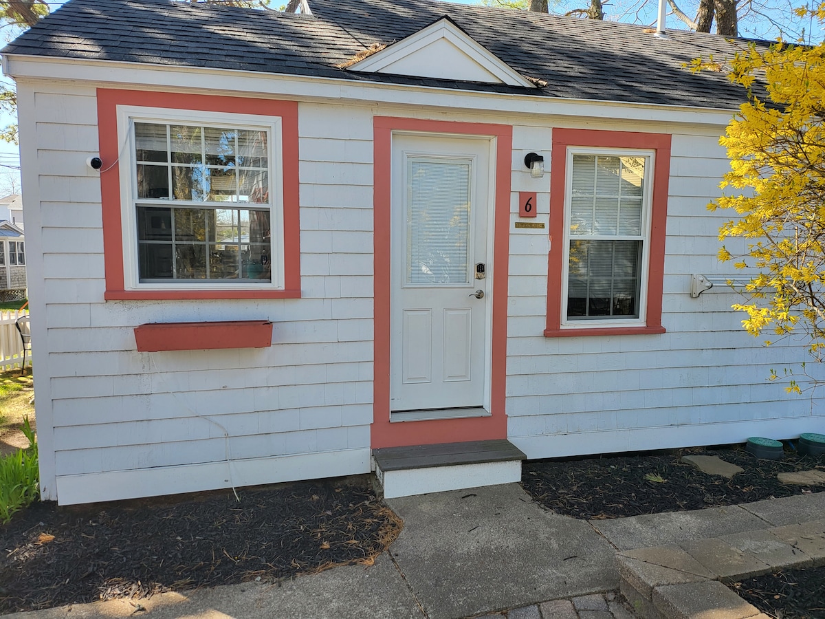 Cheerful 1 bedroom cottage only 50ft from beach #5