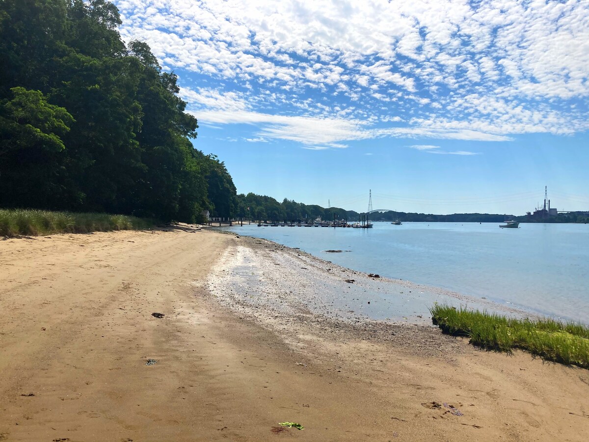 Gorgeous Seacoast Escape - Relax by the Water!