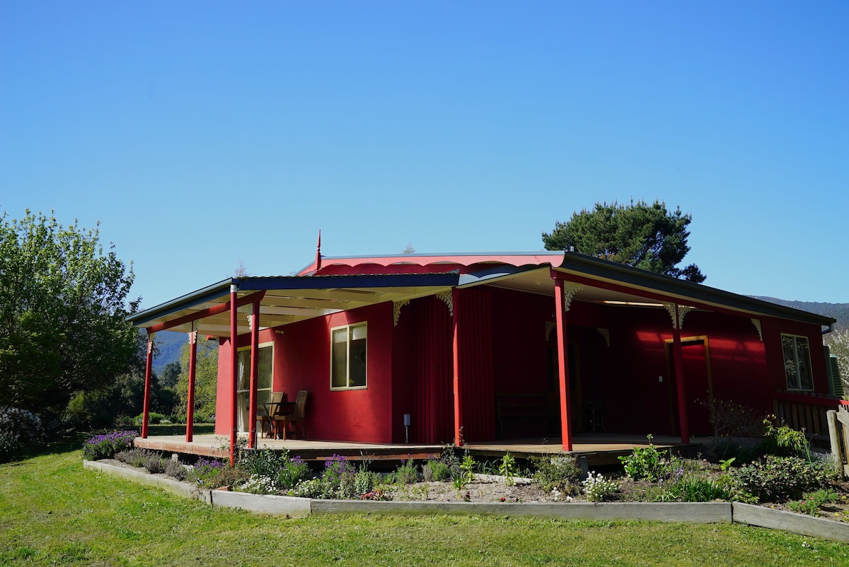 May Cottage in Mountain River