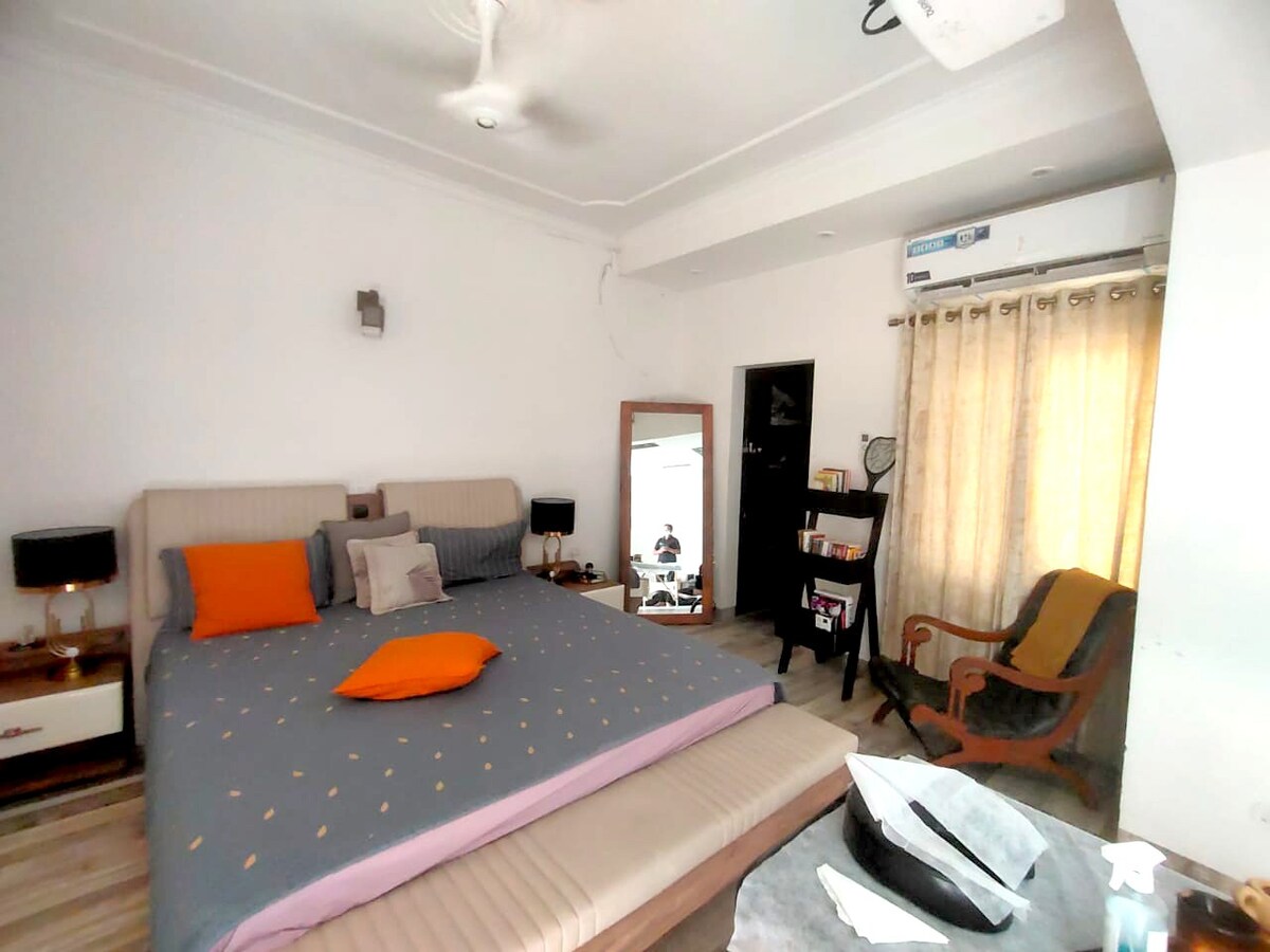 Bright & Modern room in Noida.