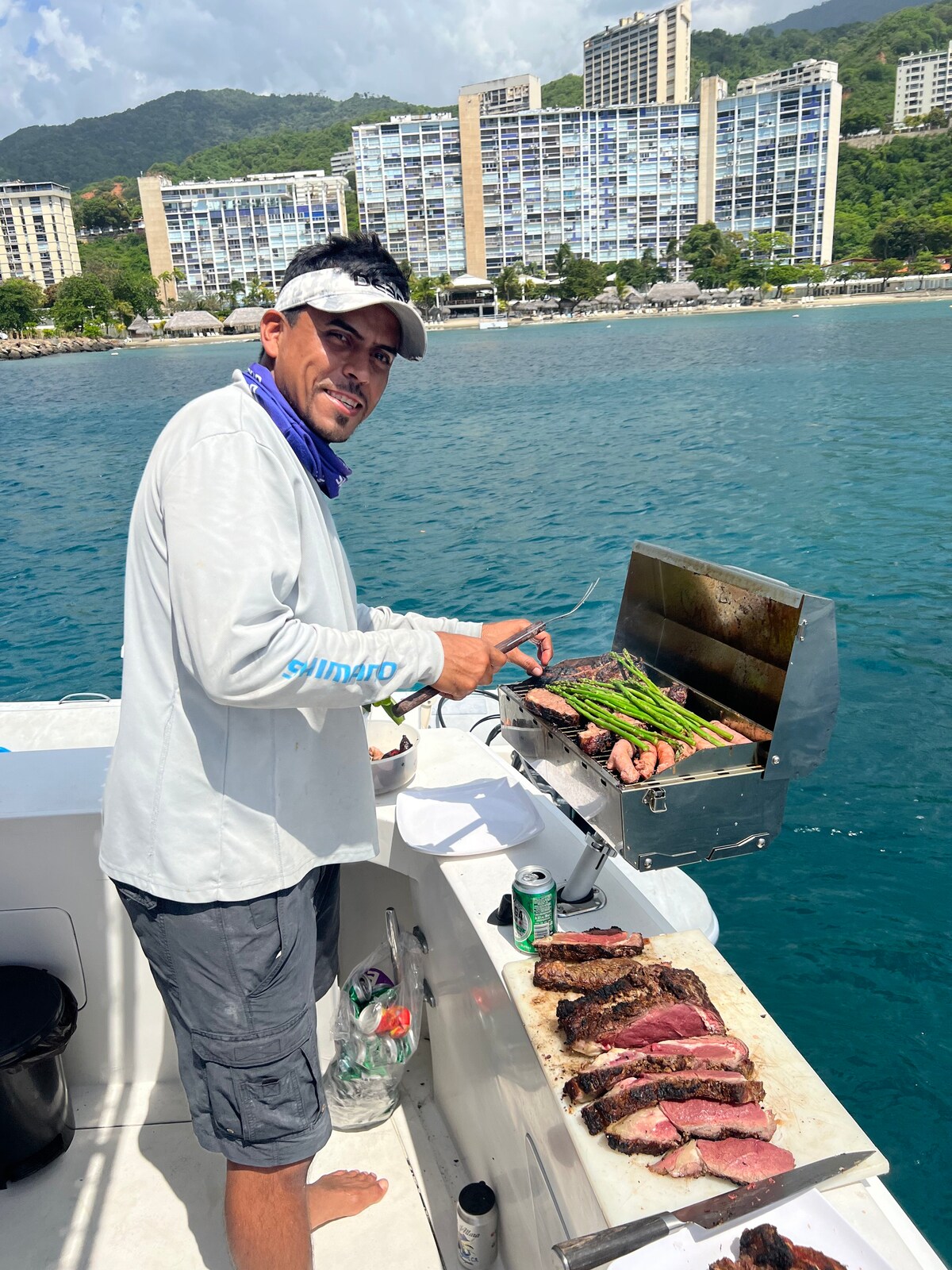 设施齐全的游艇，适合钓鱼或入住