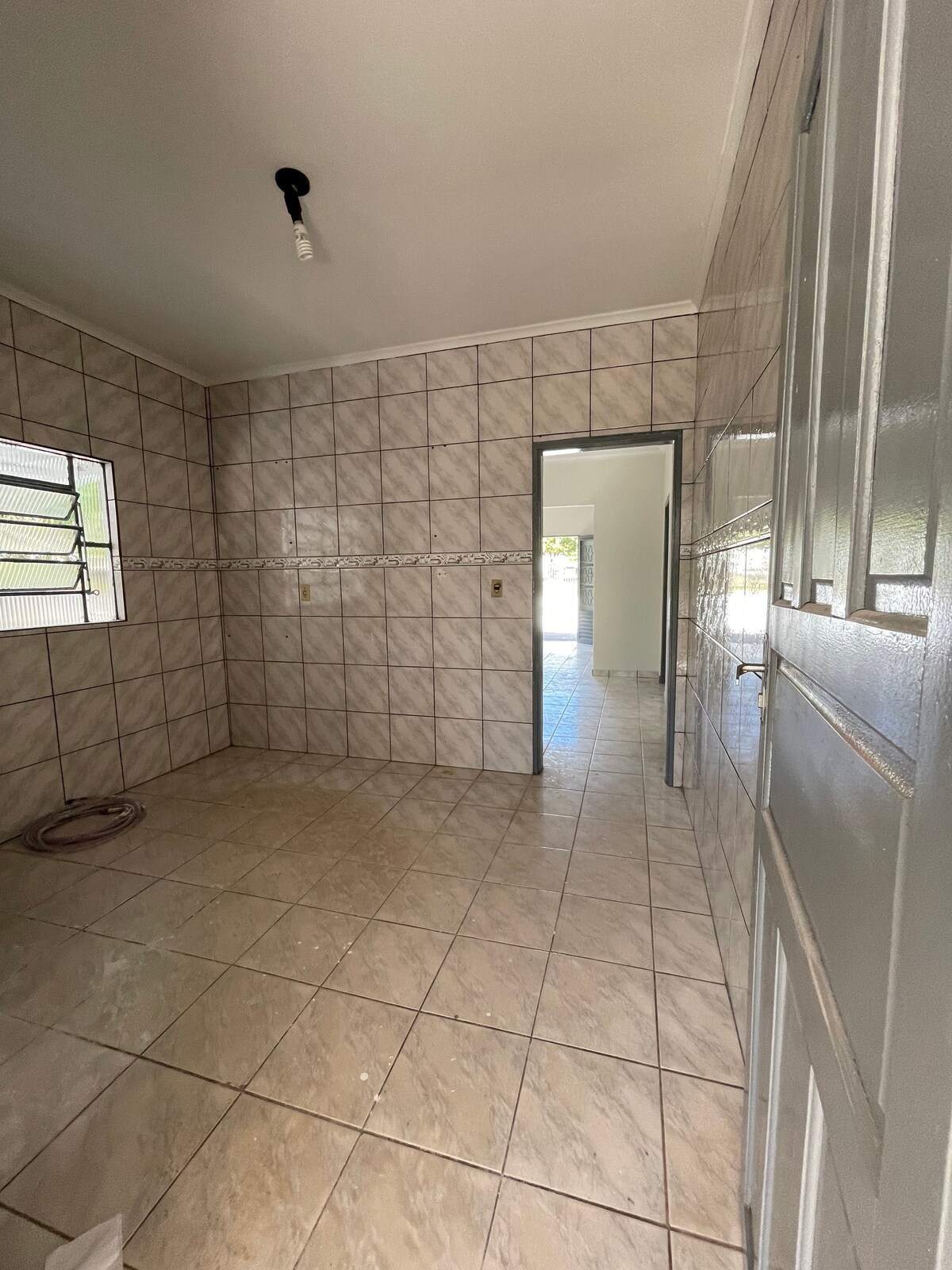 Casa de 3/4, 1 suite, banheiro externo,com quintal