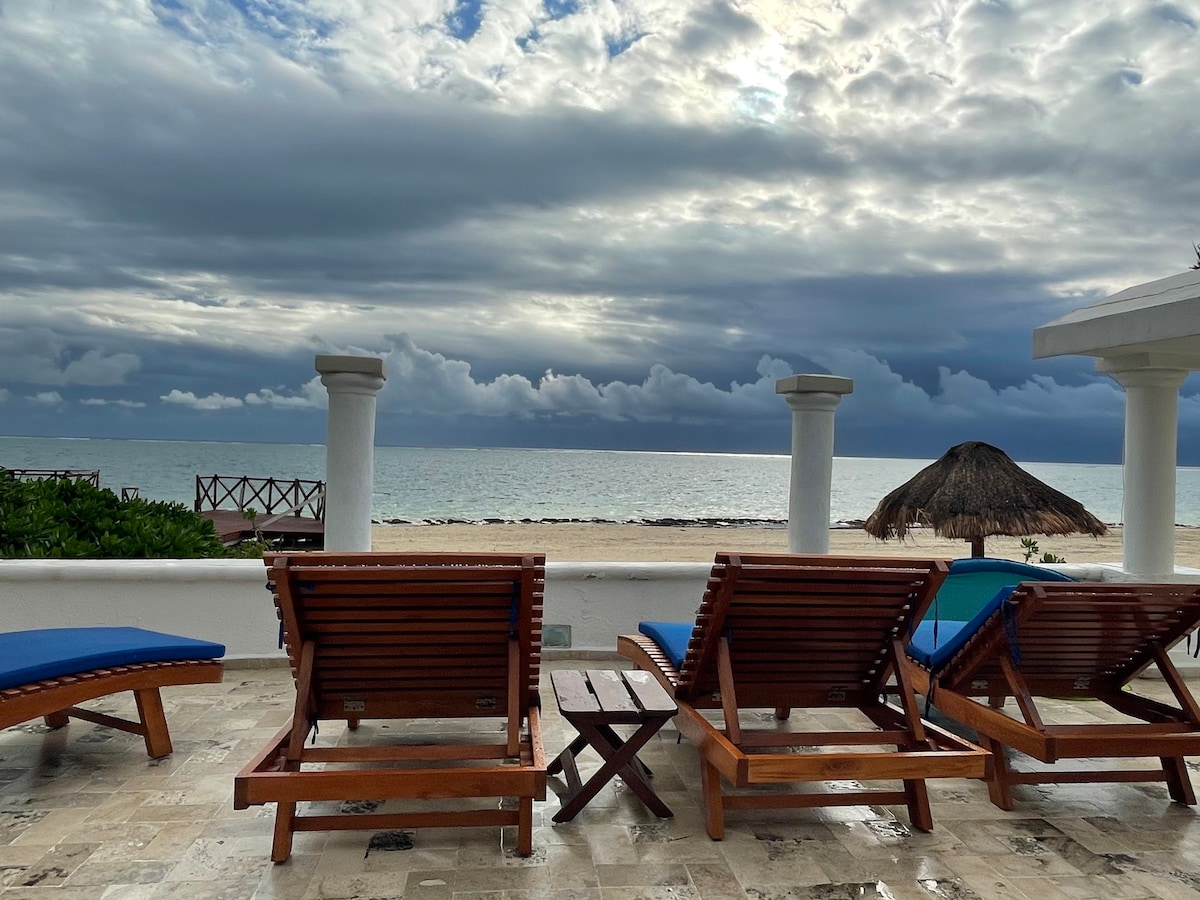 House directly on the beach in Puerto Morelos