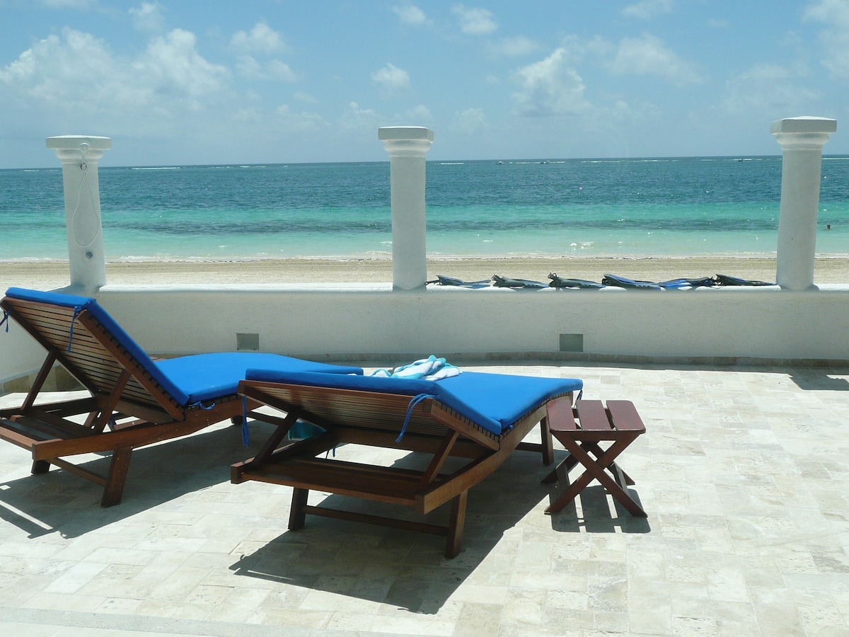 House directly on the beach in Puerto Morelos