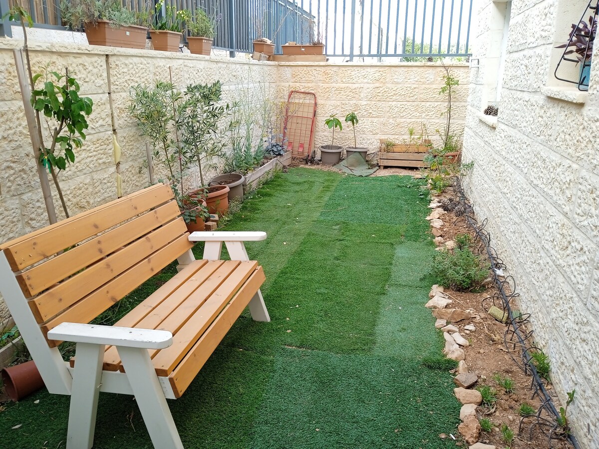 位于米格达尔埃兹（ Migdal Ez ）基布兹（ Kibbutz ）的公寓，带有宠爱花园