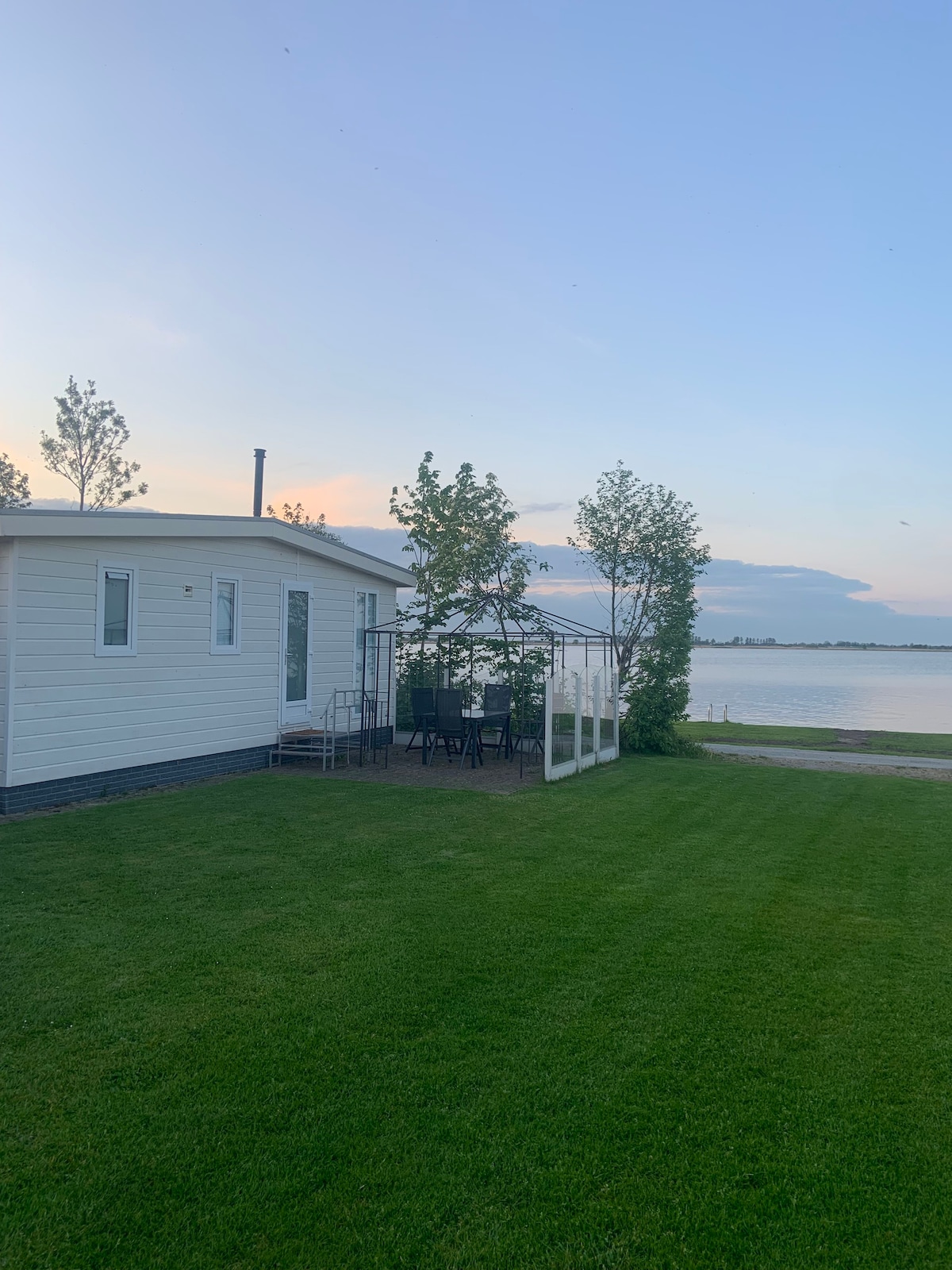 Modern chalet aan het water in Friesland