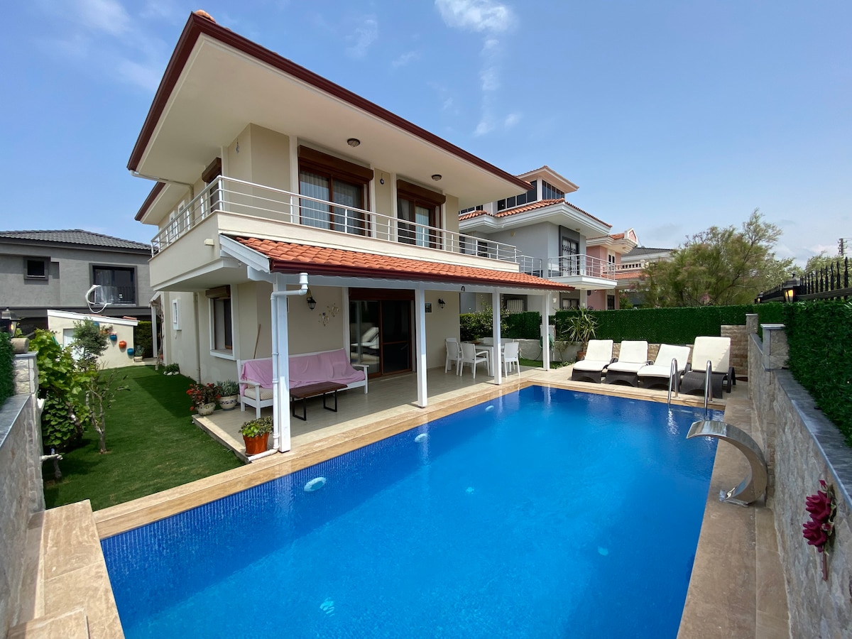 Alaçatı'ya 10 dakika Havuzlu ve Sakin Villa